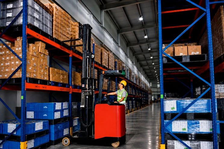 Reach Truck Eléctrico 1.5T vista lateral