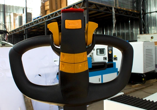 Operador controlando transpaleta eléctrica con seguridad